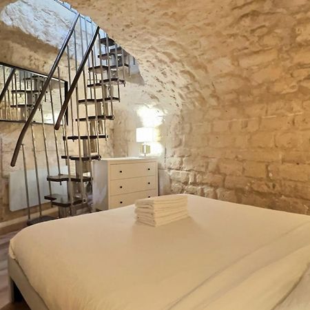 Ideally Located And Atypical Apartment In Paris Luaran gambar
