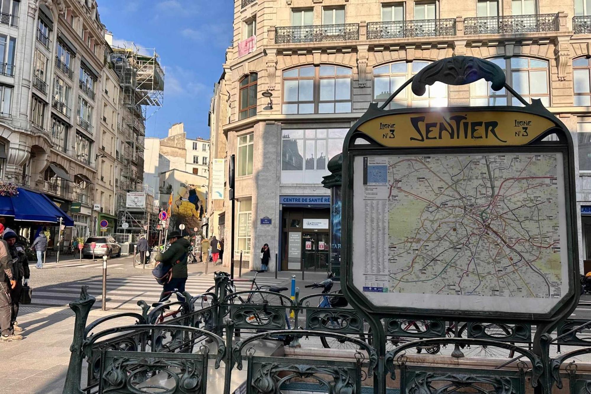 Ideally Located And Atypical Apartment In Paris Luaran gambar