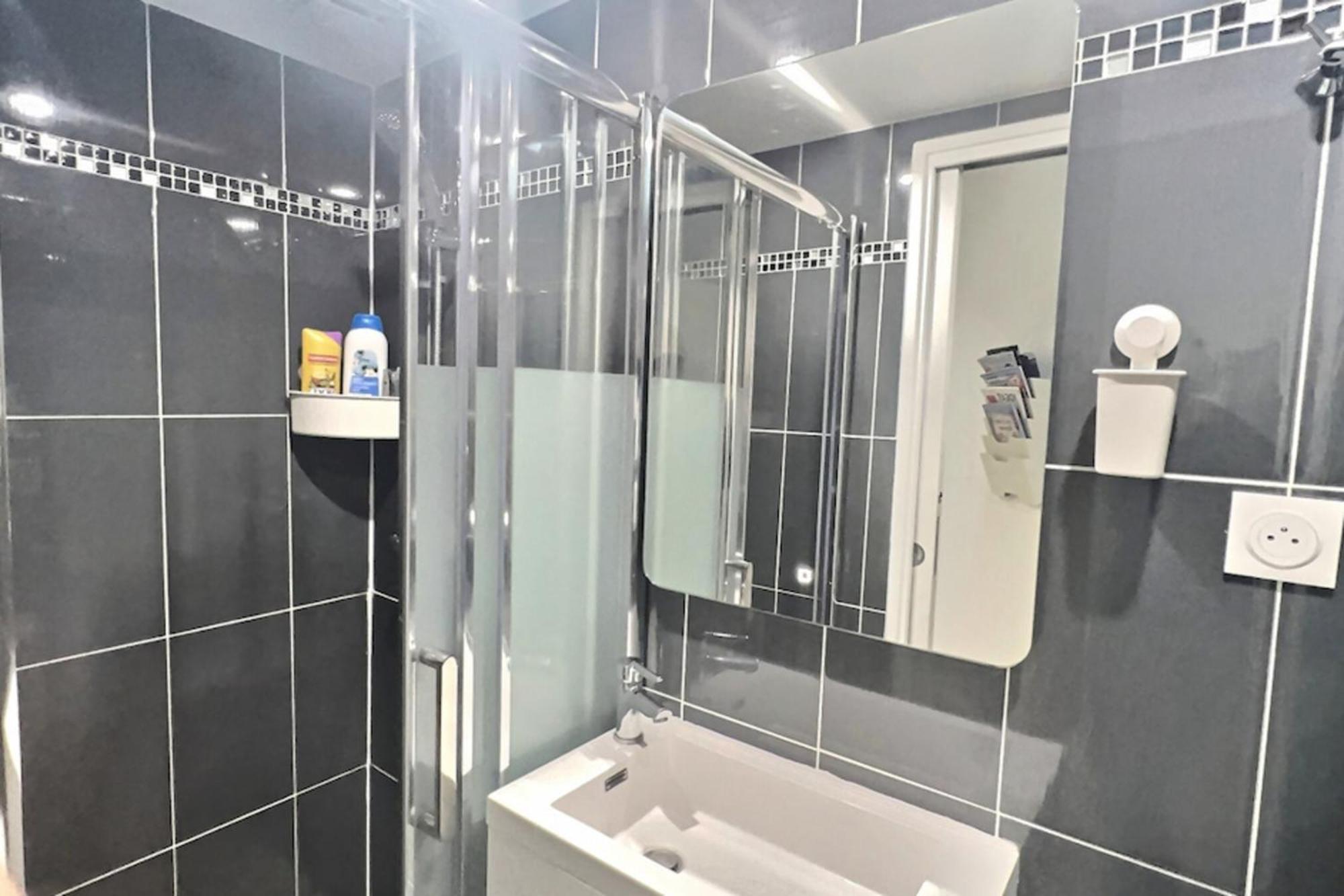 Ideally Located And Atypical Apartment In Paris Luaran gambar