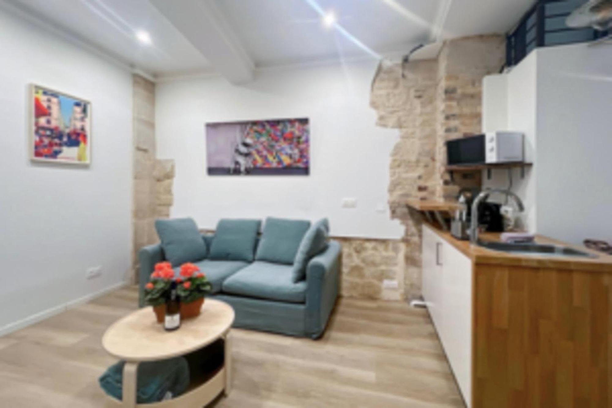 Ideally Located And Atypical Apartment In Paris Luaran gambar